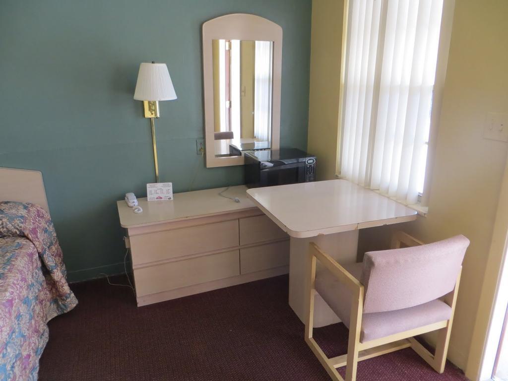 Travelers Inn Okeechobee Habitación foto